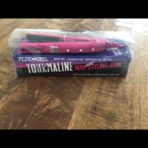 Mini hot pink hair straightener